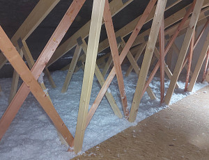 Zateplení stropu bungalovu s vazníkovou střešní konstrukcí